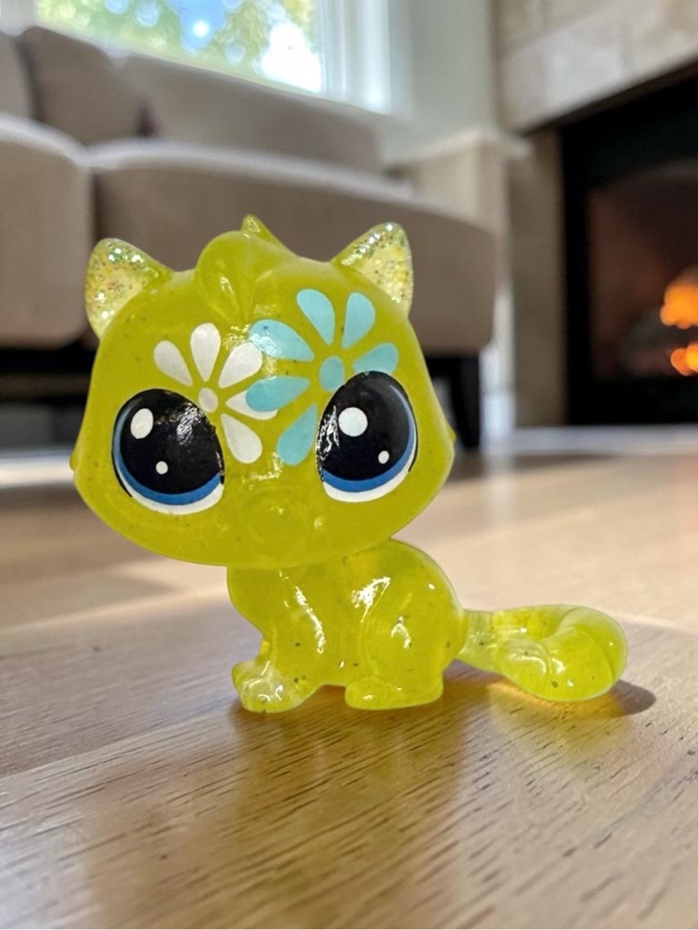 littlest pet shop # 4-121 green kitty cat kitten with glitter sparkles & flowers